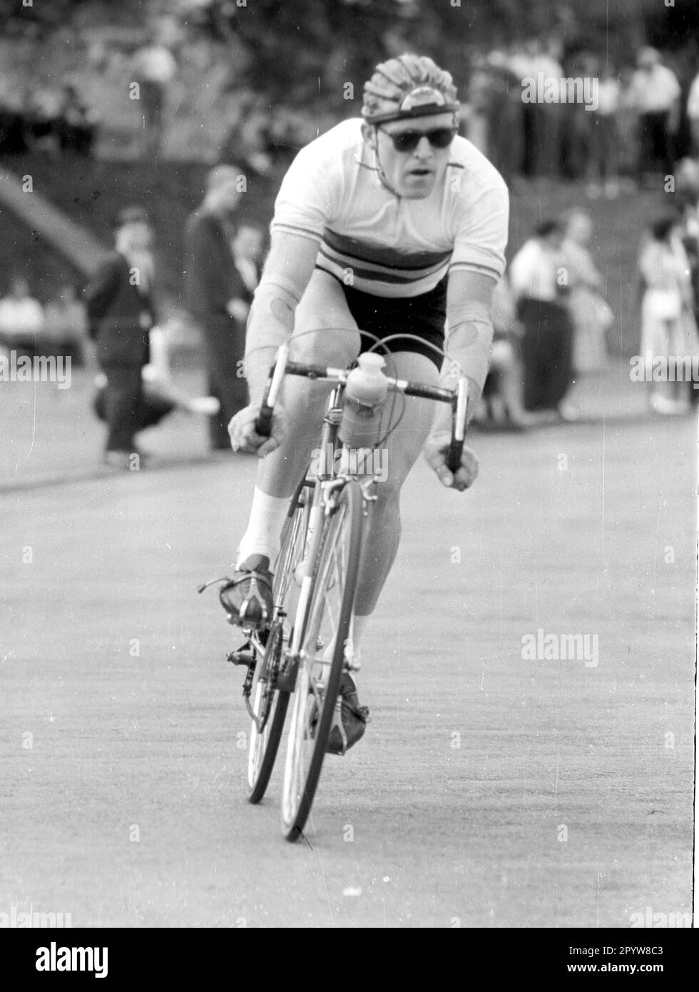 Grand Prix des Radsports in Aachen 12.07.1959 (geschätztes Datum) / Gustav-Adolf-Täve-Schur (DDR) in Aktion [automatisierte Übersetzung] Stockfoto