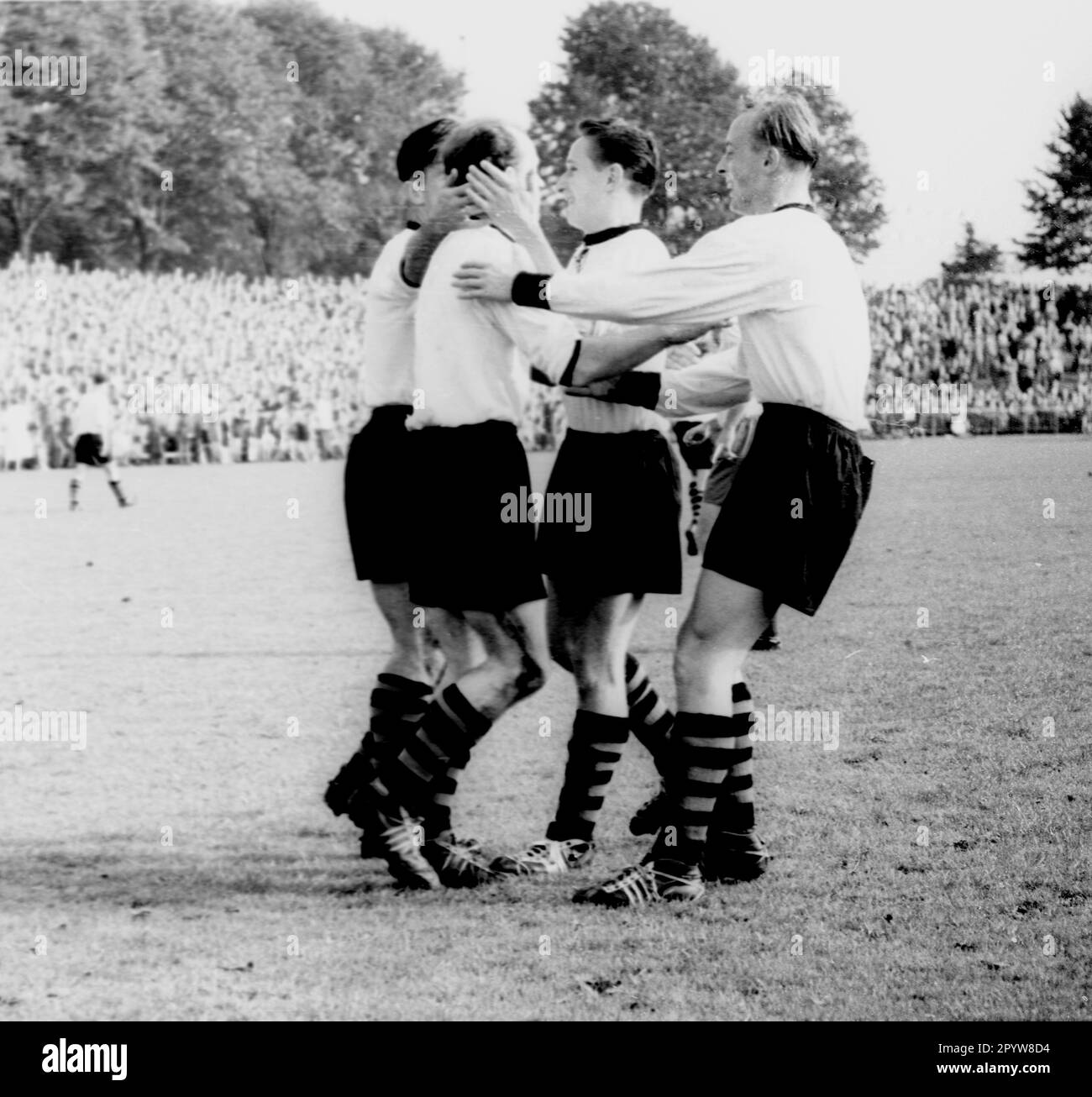 Europapokal der nationalen Champions in der 1. Runde. Borussia Dortmund - Spora Luxemburg 7:0/16.09.1956 / Jubilation , Goal Jubilation Borussia Dortmund von links : Kelbassa (abgedeckt), Alfred Preißler (war 2-facher Torschütze), Helmut Kapitulski und Erwin Schlebrowski. [Maschinelle Übersetzung] Stockfoto