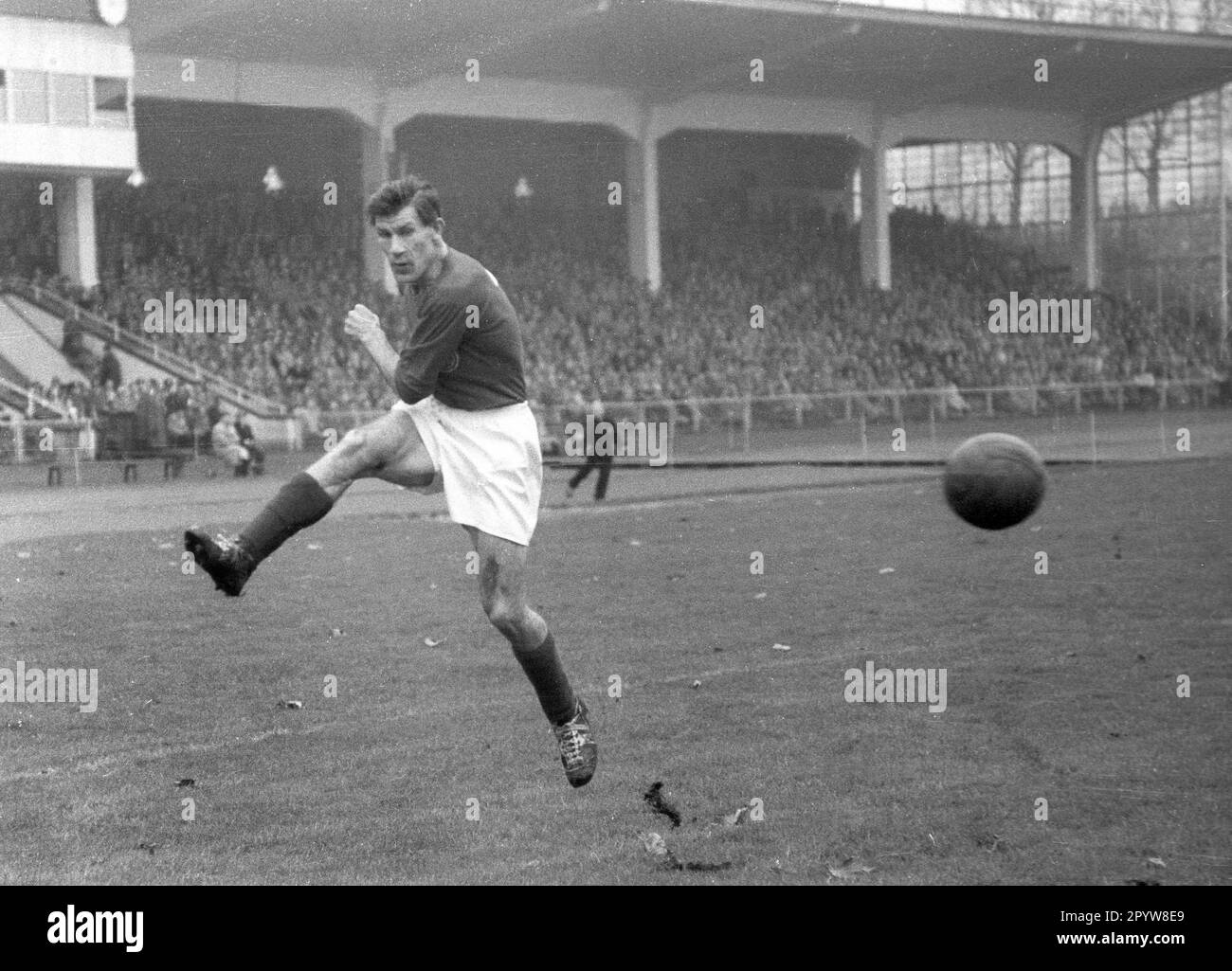 Saison 1956 57 Fotos und Bildmaterial in hoher Auflösung Alamy