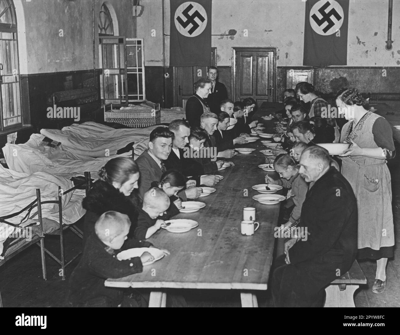 Die sogenannten ethnischen deutschen Flüchtlinge aus Pomerelien werden von NSV-Mitgliedern in Notunterkünften, einem Gymnasium, an der deutschen Grenzstation Praust betreut, bevor sie nach Danzig geschickt werden. Foto: Schwahn. [Maschinelle Übersetzung] Stockfoto