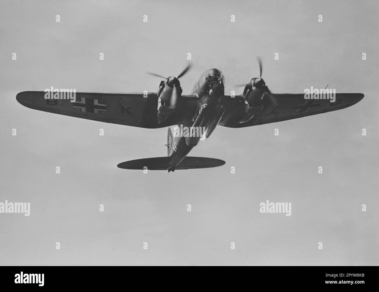 Ein deutscher Jäger Heinkel He 111 als Torpedobomber mit zwei darunter hängenden Torpedos. [Maschinelle Übersetzung] Stockfoto