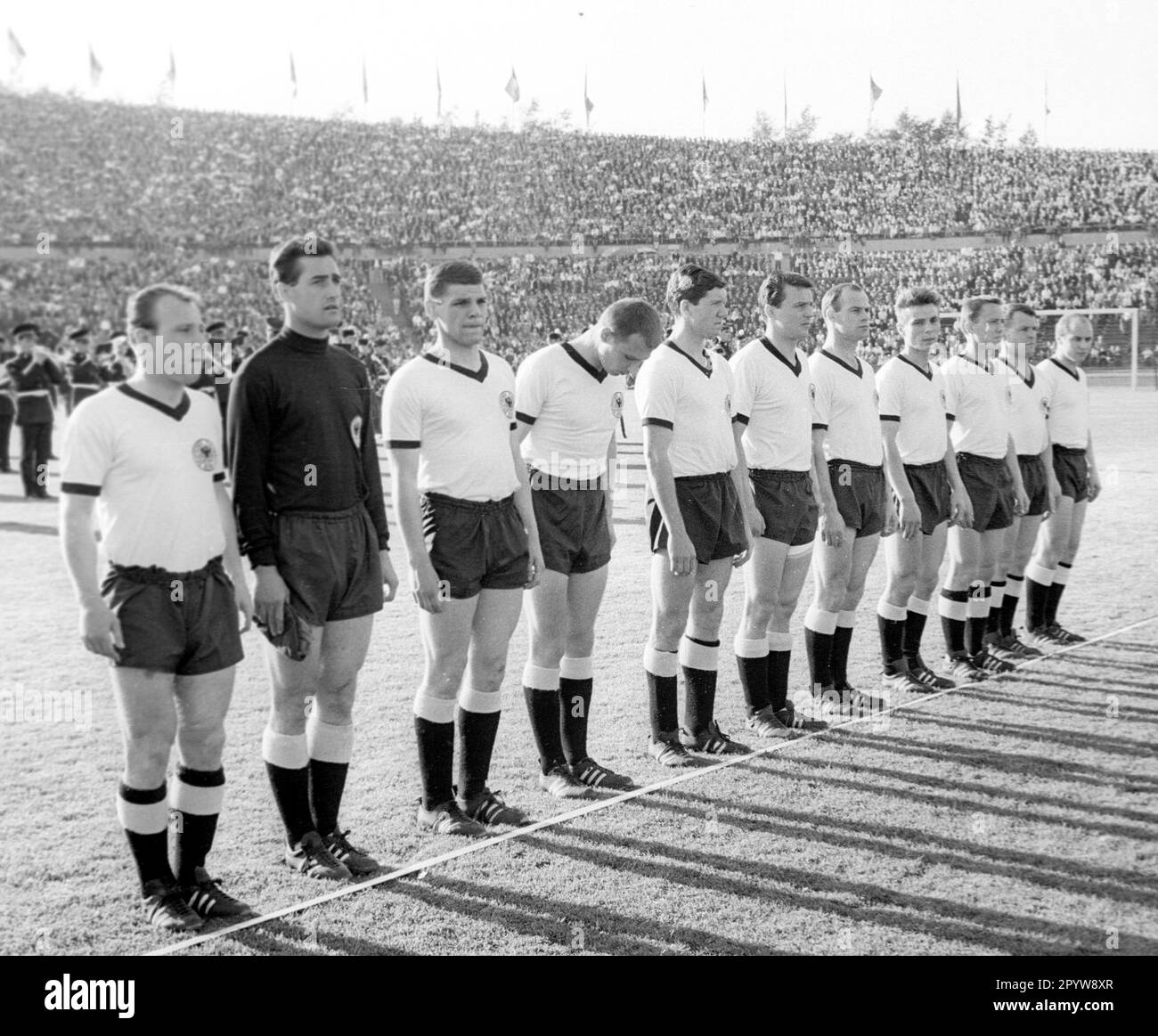 "Internationales Spiel Deutschland - Schottland 2:2 /12.05.1964 in Hannover / Team Deutschland von links : Uwe Seeler, Hans Tilkowski, Wolfgang Weber, Aki Schmidt , Horst Szymaniak, Hans Nowak, Willi Giesemann, Reinhard ''Stan' Libuda, Rudolf Steiner, Rolf Geiger und Gert ''Charly'' Dörfel [automatisierte Übersetzung]' Stockfoto