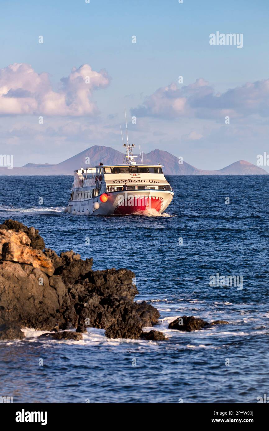 Spanien, Kanarische Inseln, Lanzarote, Orzola. Port (Anschluss). Fähre zur Insel La Graciosa. Stockfoto