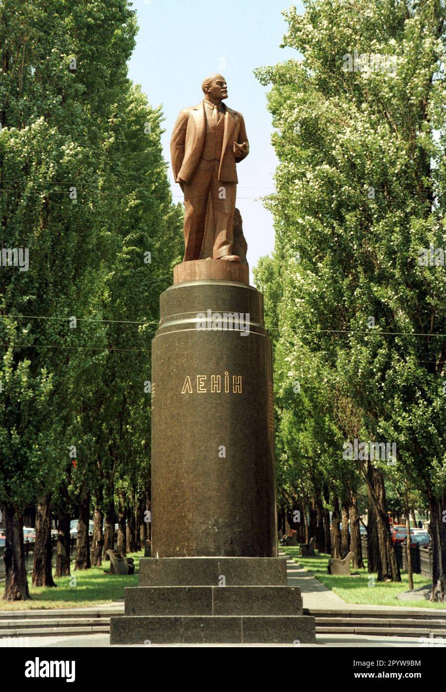 Ukraine / Shitomir / 1998 Kiew. Lenin-Denkmal vor dem Justizpalast, ehemaliges Hauptquartier der Kommunistischen Partei // Sozialismus / Geschichte / Kommunismus / Krieg / Sowjets [automatisierte Übersetzung] Stockfoto