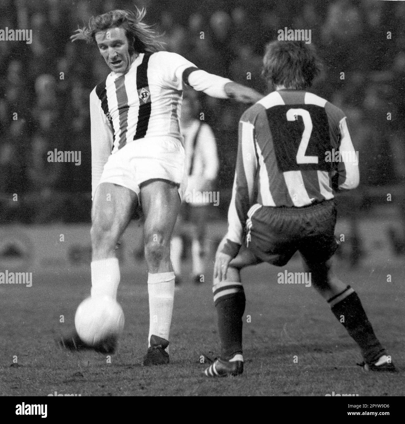 UEFA - Cup Borussia Mönchengladbach - 1. FC Kaiserslautern 7:1 /20.03.1973/ Günter Netzer (Borussia) Action auf dem Ball , Shoots , Right Lothar Huber (FCK) nur redaktionelle Verwendung ! Nur für journalistische Zwecke! [Maschinelle Übersetzung] Stockfoto