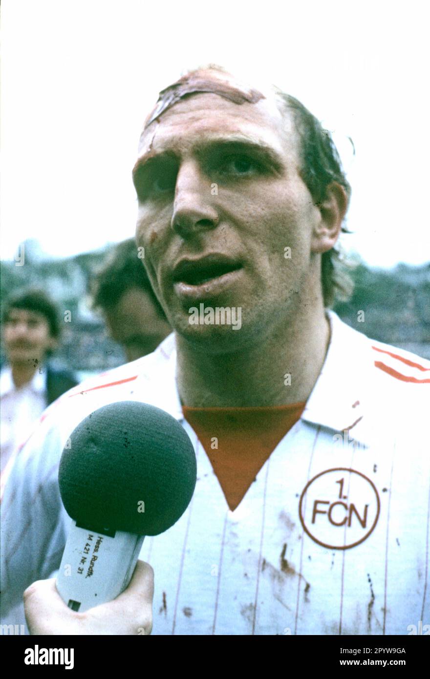 DFB Cup-Finale FC Bayern München – 1. FC Nürnberg 4:2 /01.05.1982/ Dieter Hoeneß am Kopf verletzt im Trikot von Nürnberg gibt nach dem Spiel ein Interview [automatisierte Übersetzung] Stockfoto