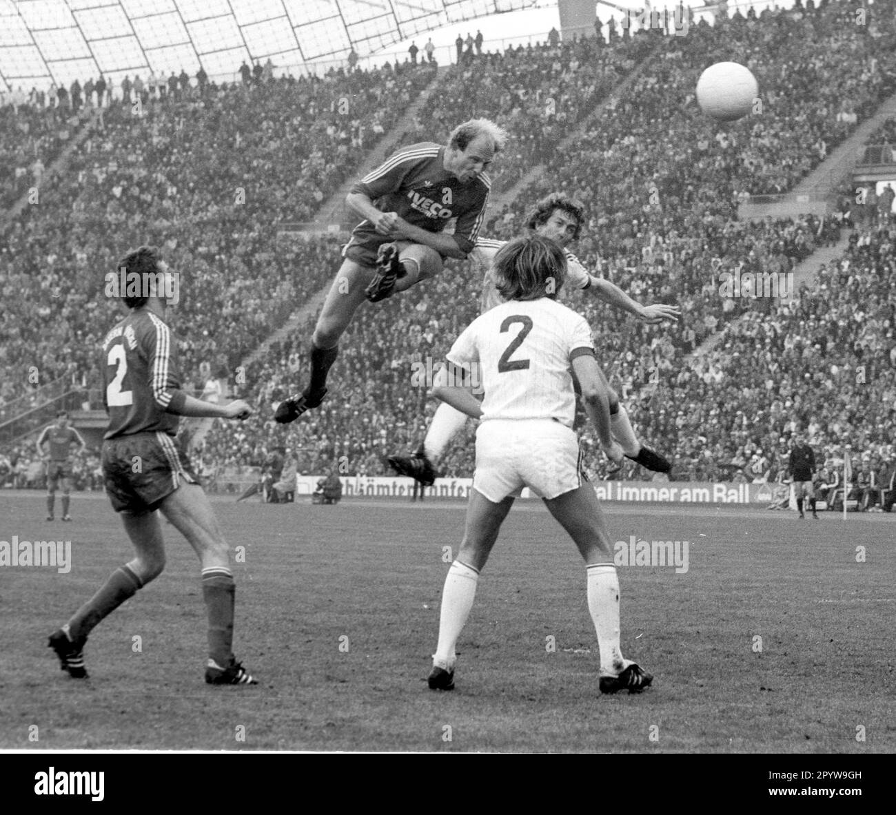 FC Bayern München - Hamburger SV 3:4 / 24.04.1982 / Tor 1:0 von Dieter Hoeness nur für Journalisten! Nur zur redaktionellen Verwendung! [Maschinelle Übersetzung] Stockfoto