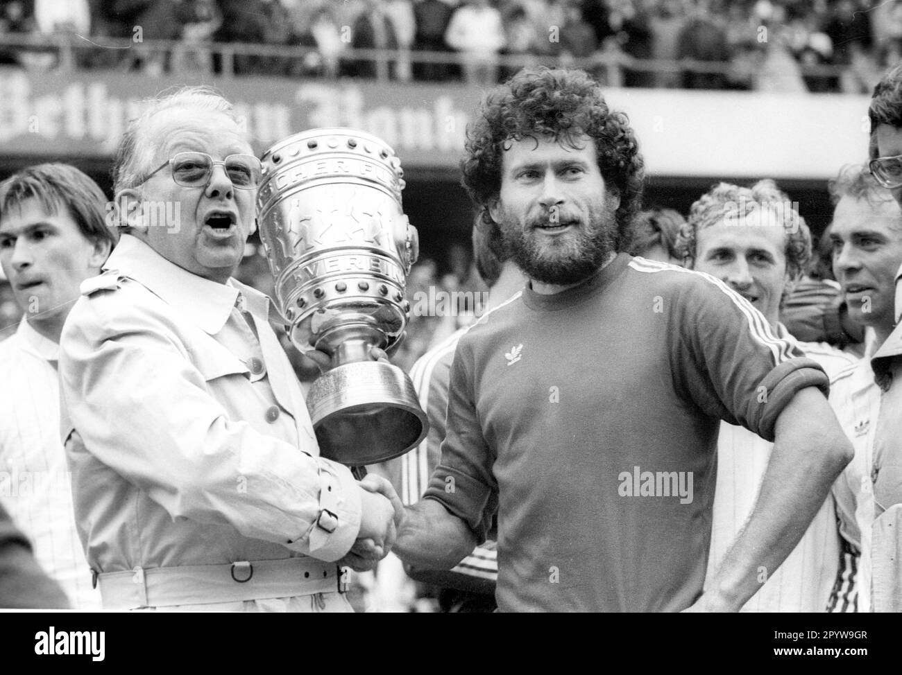 DFB-Cup-Finale FC Bayern München – 1. FC Nürnberg 4:2 /01.05.1982/ DFB-Präsident Hermann Neuberger präsentiert Paul Breitner (FC Bayern) den Pokal [automatisierte Übersetzung] Stockfoto