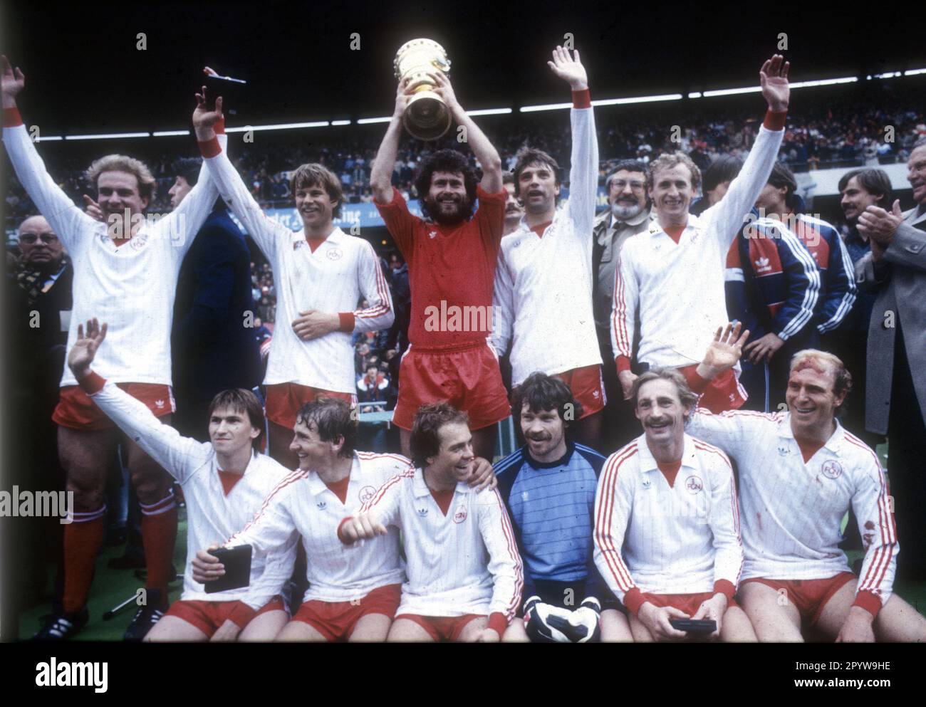 DFB Cup-Finale FC Bayern München – 1. FC Nürnberg 4:2 /01.05.1982/ Pokalsieger FC Bayern von links: Karl Heinz Rummenigge, Udo Horsmann, Paul Breitner mit dem Pokal, Kurt Niedermayer, Bernd Dürnberger, vor: Klaus Augenthaler, Wolfgang Dremmler, Wolfgang Kraus, Torwart Manfred Müller, Hans Weiner, Dieter Hoeneß [automatisierte Übersetzung] Stockfoto