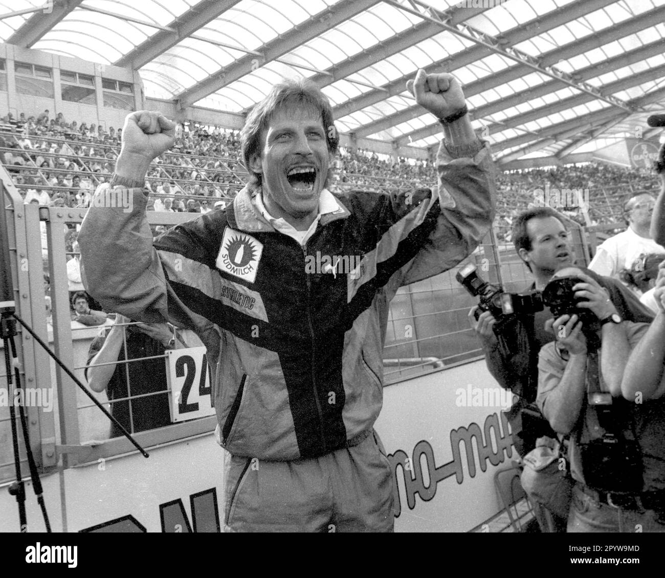 Bayer 04 Leverkusen - VFB Stuttgart 1:2 /16.05.1992/ VFB so Deutscher Champion 1992/ Coach Christoph Daum (VFB) Cheers [automatisierte Übersetzung] Stockfoto