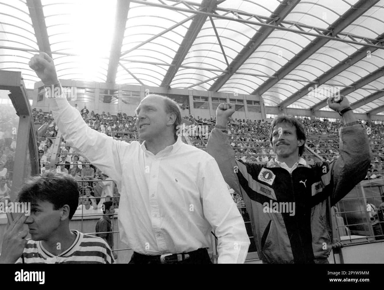 Bayer 04 Leverkusen - VFB Stuttgart 1:2 /16.05.1992/ VFB so deutscher Champion 1992/ Manager Dieter Hoeneß (VFB) und Coach Christoph Daum (rechts) feiern [automatisierte Übersetzung] Stockfoto