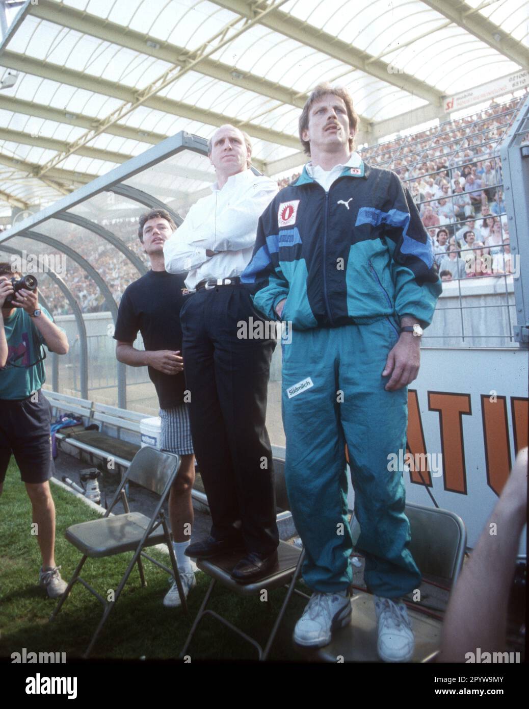 Bayer 04 Leverkusen - VFB Stuttgart 1:2 /16.05.1992/ VFB somit Deutscher Champion 1992. Von rechts : Coach Christoph Daum und Manager Dieter Höneß stehen auf den Stühlen. [Maschinelle Übersetzung] Stockfoto