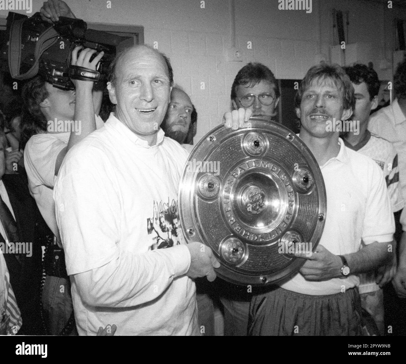 VFB Stuttgart Deutscher Champion 1992 16.05.1992 / Dieter Hoeneß (Manager VfB Stuttgart), Christoph Daum (Coach VfB Stuttgart) mit der Meisterschaftstrophäe [maschinelle Übersetzung] Stockfoto