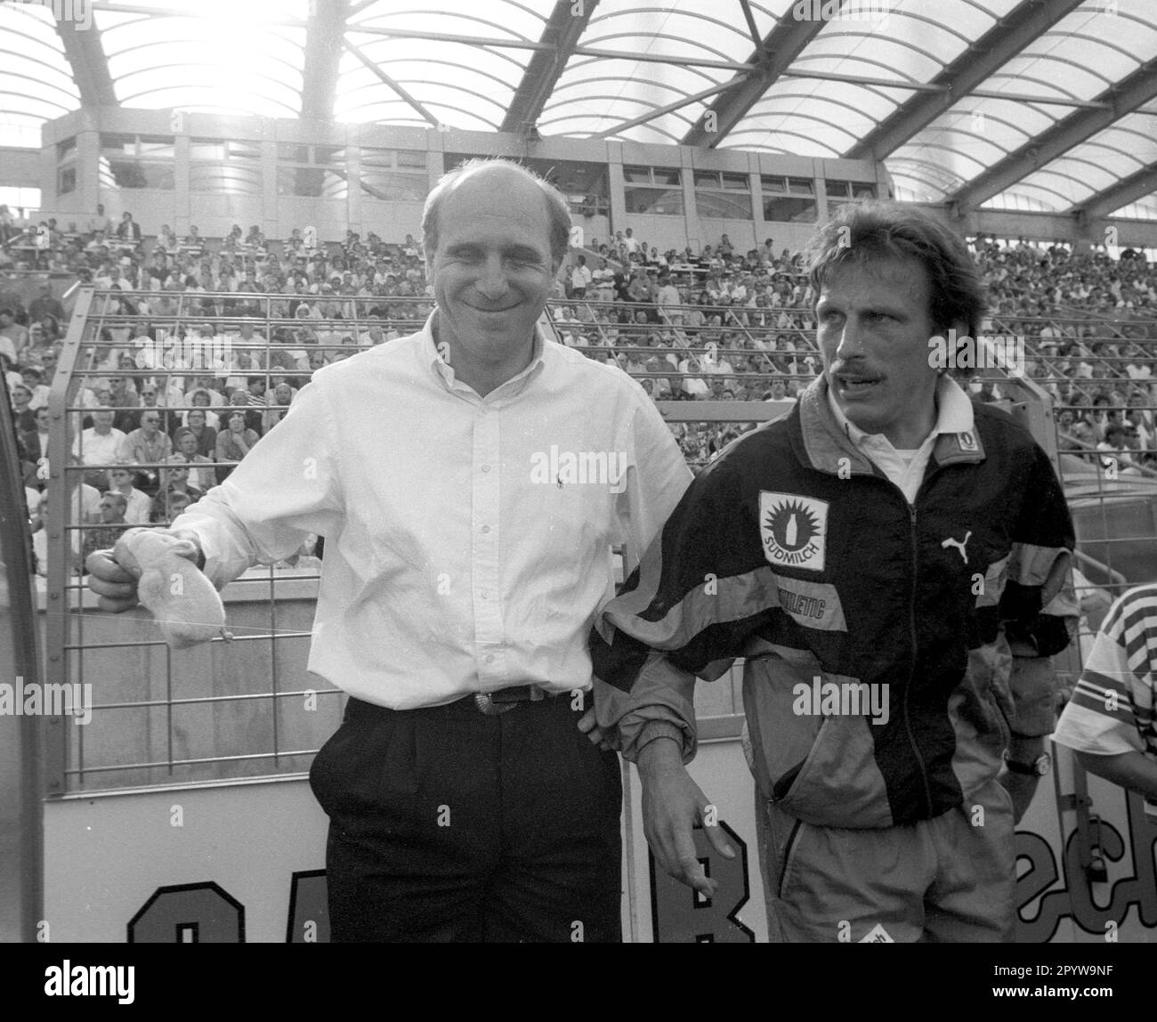 Bayer 04 Leverkusen - VFB Stuttgart 1:2 /16.05.1992/ VFB so deutscher Champion 1992/ Manager Dieter Hoeneß (VFB) vor dem Spiel mit einem Glücksbringer (Maskottchen), auf dem rechten Trainer Christoph Daum [maschinelle Übersetzung] Stockfoto