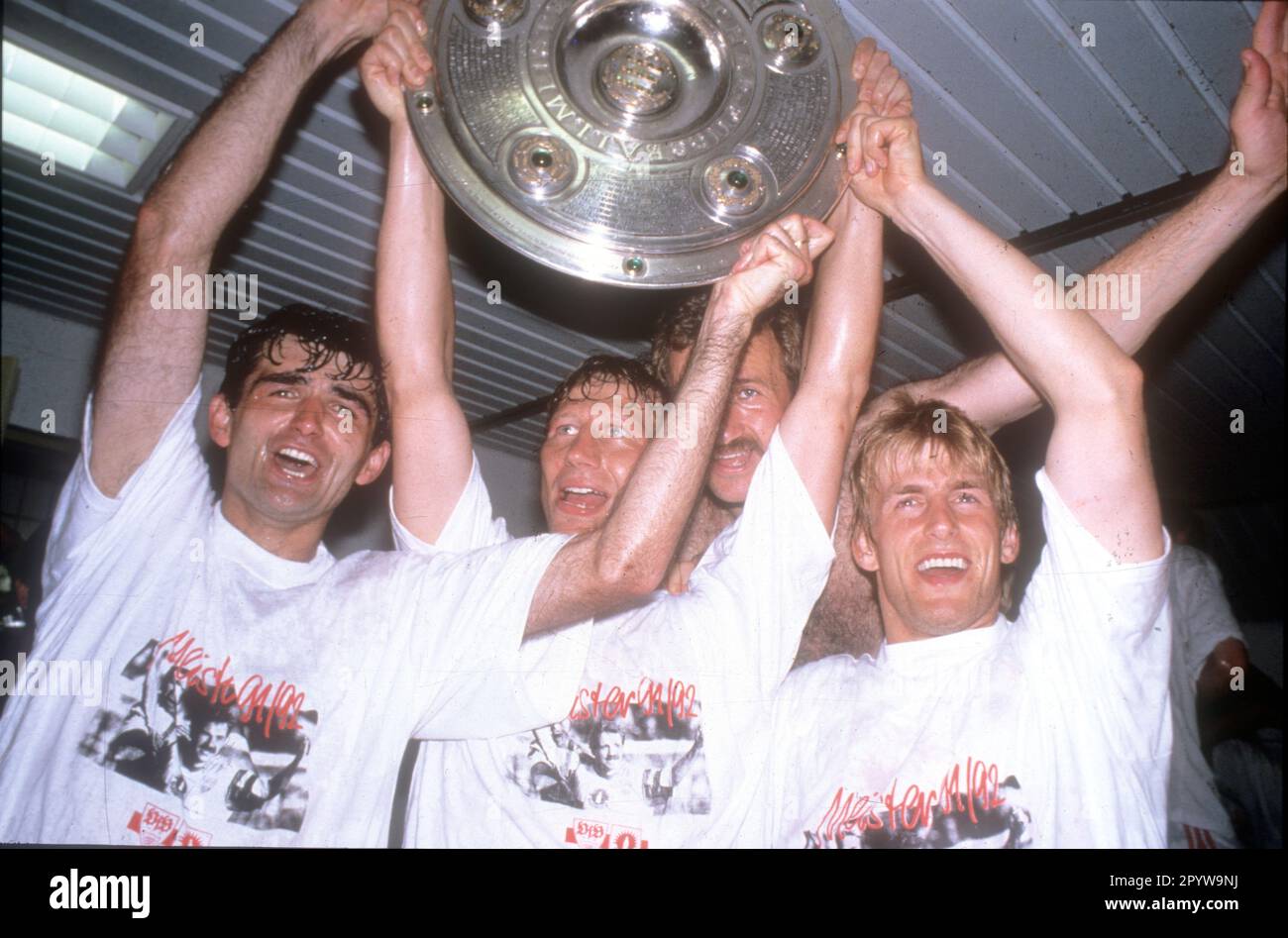 VFB Stuttgart deutscher Champion 1992 von links : Slobodan Dubajic, Guido Buchwald, Fritz Walter und Manfred Kastl mit Schüssel. 16.05.1992 [automatisierte Übersetzung] Stockfoto