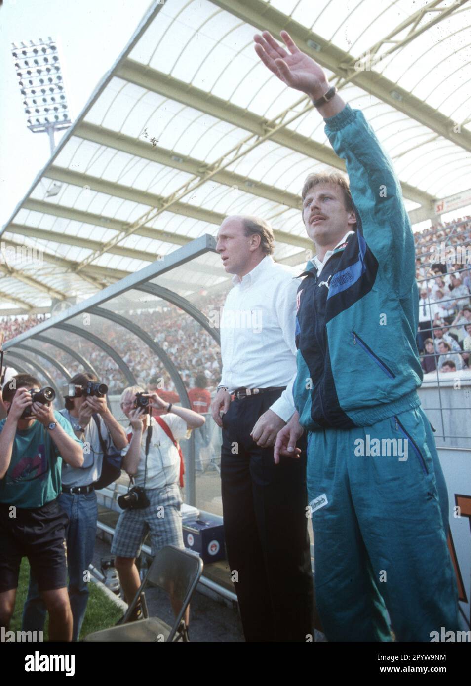 Bayer 04 Leverkusen - VFB Stuttgart 1:2 /16.05.1992/ VFB somit deutscher Champion 1992. Von rechts : Coach Christoph Daum und Manager Dieter Höneß sind von Fotografen auf den Stühlen umgeben. Daumspitzen, Gesten [automatisierte Übersetzung] Stockfoto