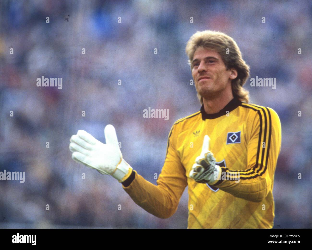 DFB-Cup-Finale: Hamburger SV - Stuttgarter Kickers 3:1 /20.06.1987/ Torwart Ulrich -Uli-Stein (HSV) applaudiert [automatisierte Übersetzung] Stockfoto