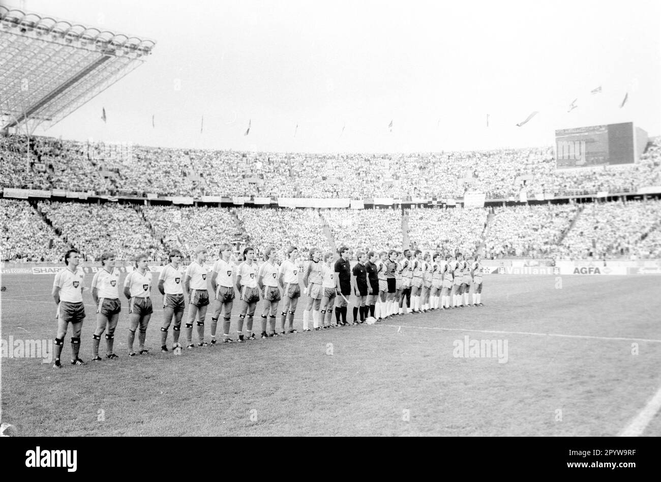 DFB Cup Finale : Hamburger SV - Stuttgarter Kickers 3:1 /20.06.1987/ beide Teams vor dem Spiel , HSV links . Im Hintergrund das komplette Olympiastadion. [Maschinelle Übersetzung] Stockfoto