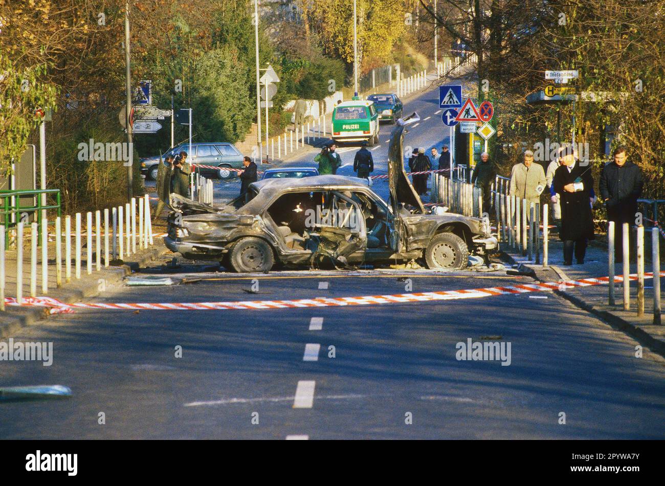 Deutschland, Bad Homburg, 30.11.1989 Ermordung von Alfred Herrhausen Photo: Das zerstörte Auto von Alfred Herrhausen, deutscher Bankmanager und Vorstandsvorsitzender der Deutschen Bank. [Maschinelle Übersetzung] Stockfoto
