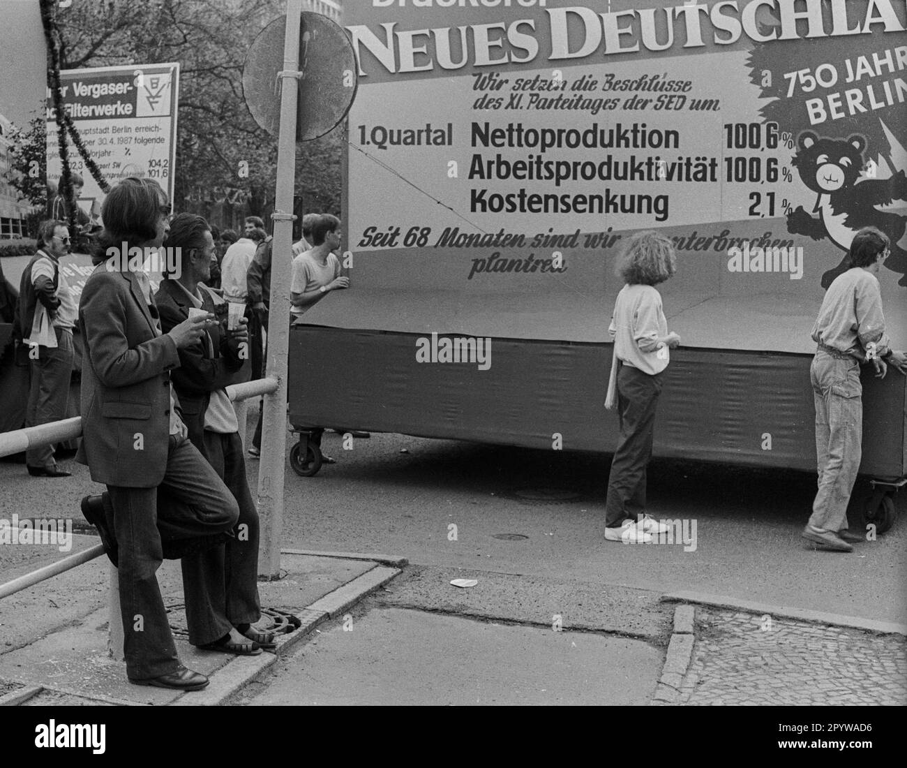 DDR, Berlin, 01.05.1987, 1. Mai Rallye 1987 auf der Karl-Marx-Allee, Neudeutschland, zwei Zuschauer... [maschinelle Übersetzung] Stockfoto