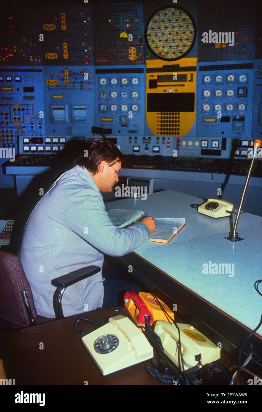 Bulgarien, Kosloduj, 13.11.1991 Kernkraftwerk Kosloduj Foto: Techniker im Reaktorkontrollraum von Block 2 des Kernkraftwerks Kosloduj in Bulgarien. Die Blöcke 1 und 2 wurden bereits Ende 2002 abgeschaltet. [Maschinelle Übersetzung] Stockfoto