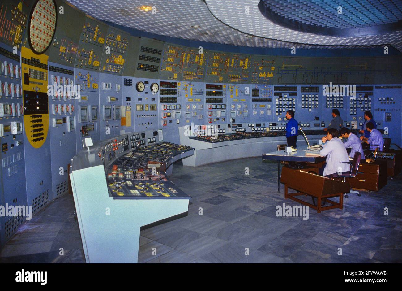 Bulgarien, Kosloduj, 13.11.1991 Kernkraftwerk Kosloduj Foto: Techniker im Reaktorkontrollraum von Block 2 des Kernkraftwerks Kosloduj in Bulgarien. Die Blöcke 1 und 2 wurden bereits Ende 2002 abgeschaltet. [Maschinelle Übersetzung] Stockfoto