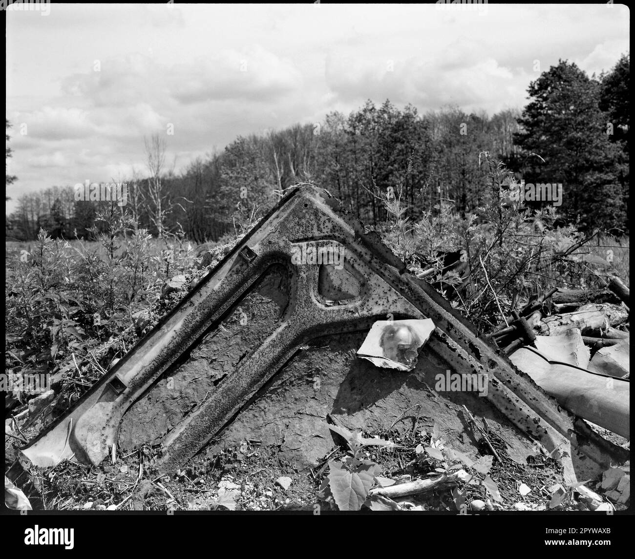 Abfall, Ökologie. Blechteile (Schrott) in freier Wildbahn. Wildau (Bezirk Dahme-Spreewald, Brandenburg). Foto, 1994. Stockfoto