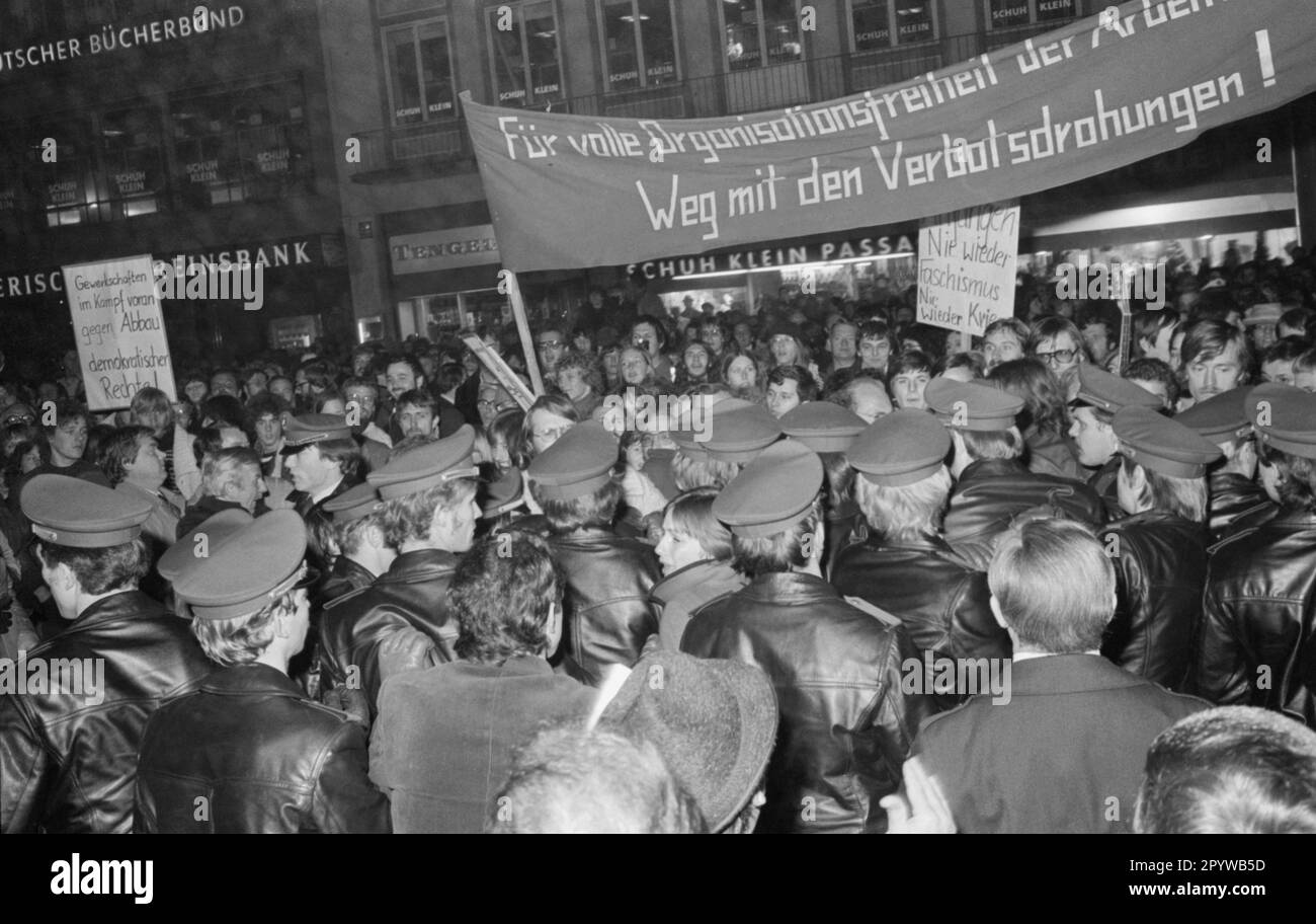 Demonstranten protestieren gegen eine CSU-Kundgebung am Marienplatz. [Maschinelle Übersetzung] Stockfoto