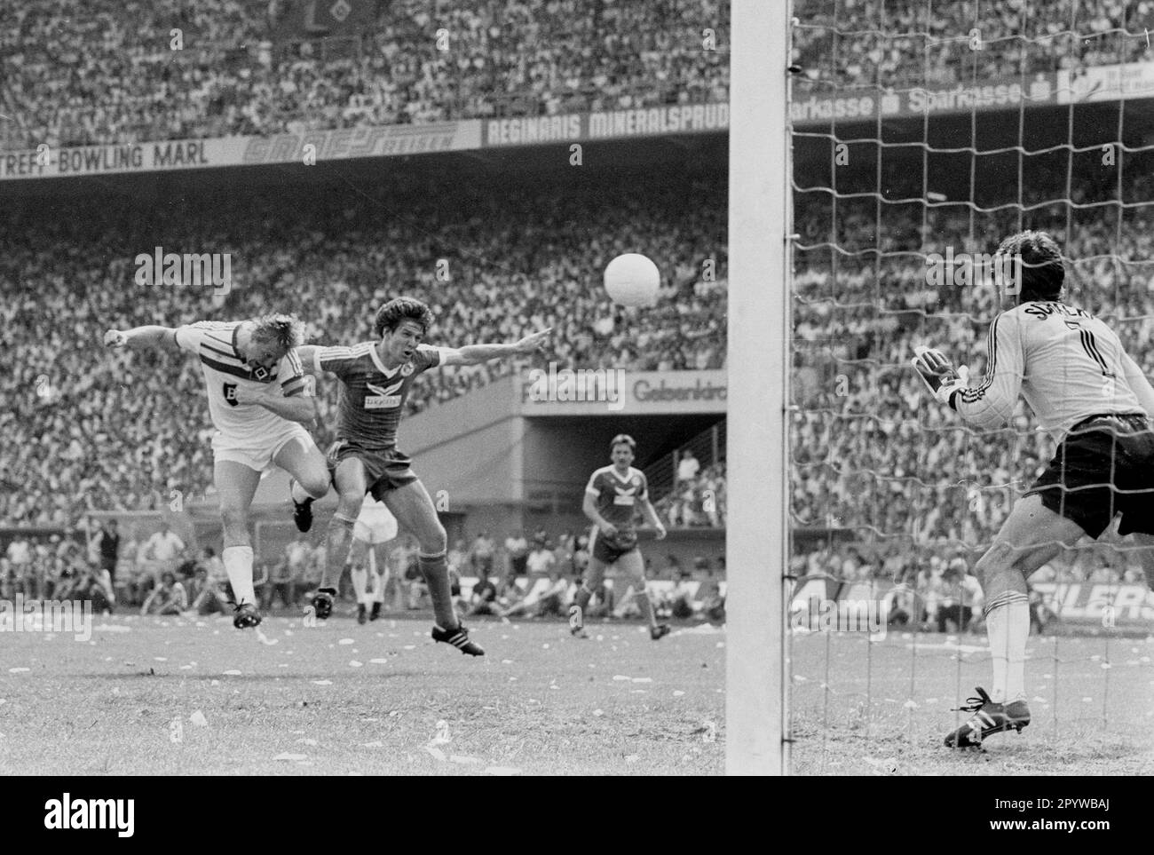 FC Schalke 04 - Hamburger SV 1:2 / HSV und somit Deutscher Champion/04.06.1983 / Horst Hrubesch keps Tor für 0:1 gegen TW Junghans [maschinelle Übersetzung] Stockfoto