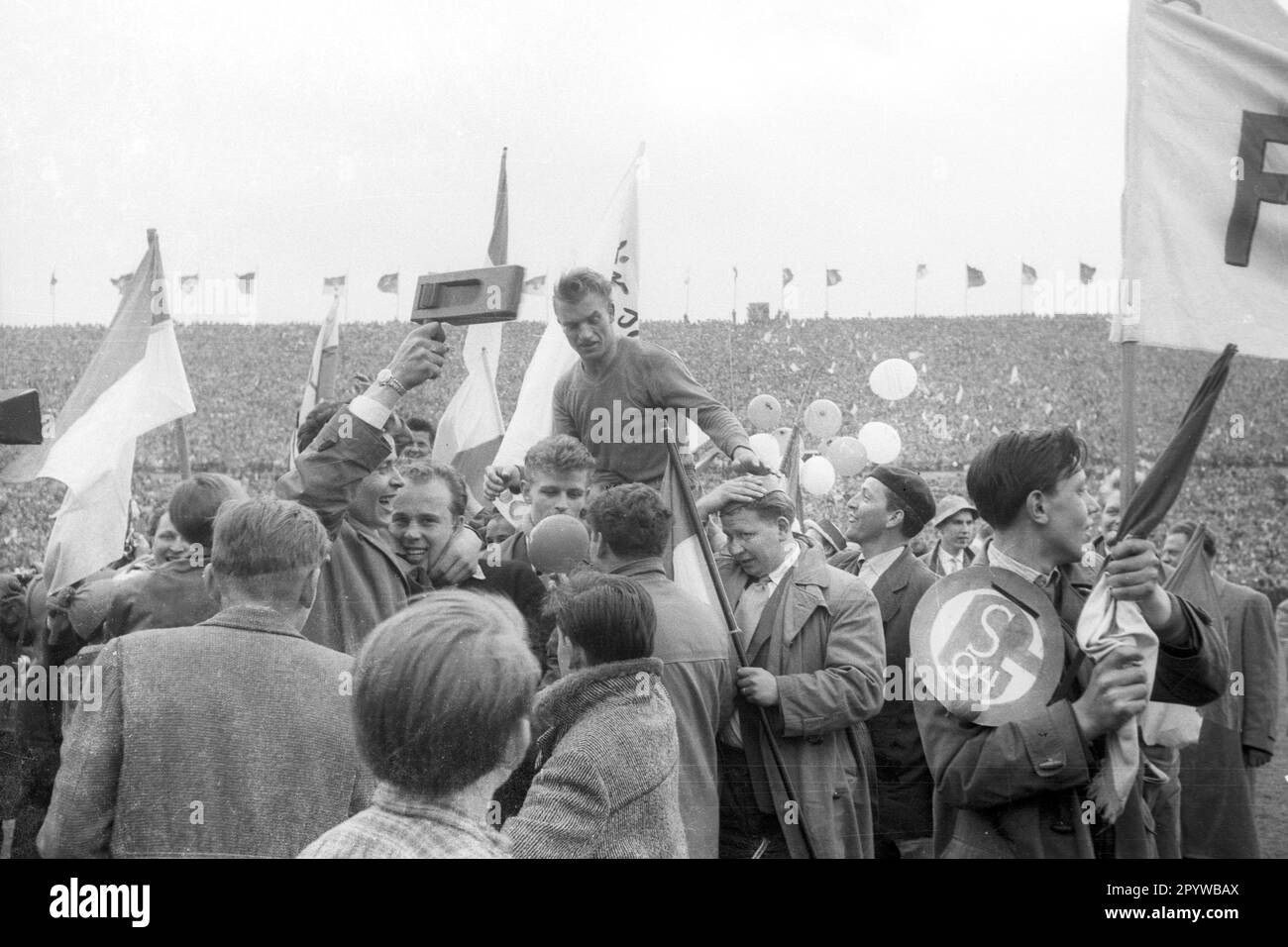 FC Schalke 04 deutscher Champion 1958 nach dem Finale gegen HSV. Herbert Sadlowski auf den Schultern der Fans. 18.05.1958 in Hannover [automatisierte Übersetzung] Stockfoto