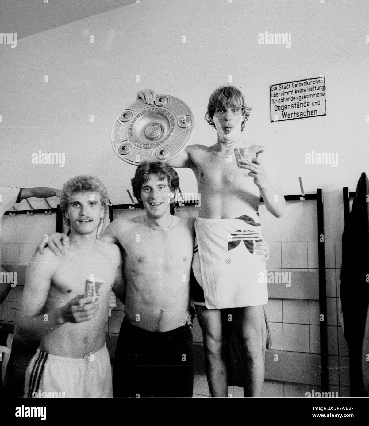 FC Schalke 04 - Hamburger SV 1:2 / HSV und somit deutscher Champion/04.06.1983/ f.l. Thomas van Heesen, Uli Stein und Holger Hieronymus mit dem Becher in der Kabine [maschinelle Übersetzung] Stockfoto