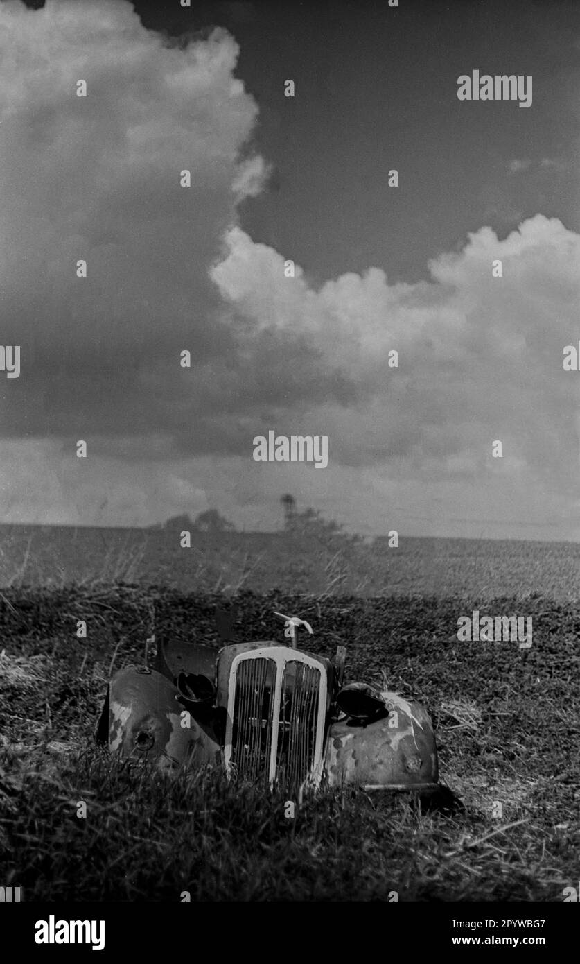 DDR, Berlin, 28.08.1981, Wrack of an Oldtimer (Auto), Feld nahe Berlin, Wolken, [automatisierte Übersetzung] Stockfoto