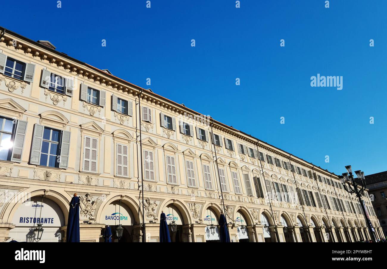 Piazza San Carlo ist das Wohnzimmer von Turin. Es ist berühmt für seine gelben Paläste, die Reitmonumet Caval'd brons, die Kirche San Carlo. Stockfoto