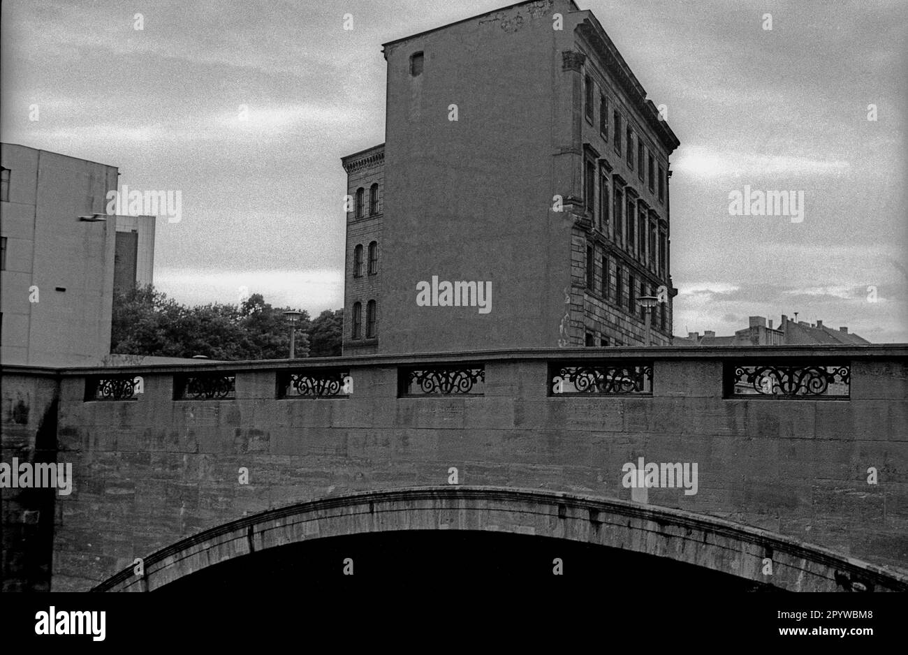 DDR, Berlin, 17,6.1987, Eiserne Brücke, Bodestraße, Gebäude eigenständig, Haus [automatisierte Übersetzung] Stockfoto