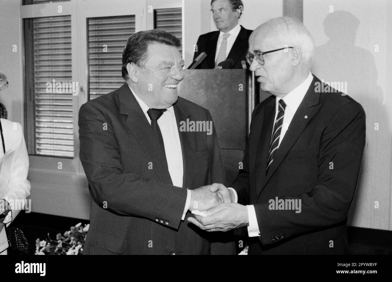 Franz Josef Strauß und Ludwig Bölkow am Rande der Verleihung eines Ehrendoktorats an der Bundeswehr-Universität Neubiberg. [Maschinelle Übersetzung] Stockfoto