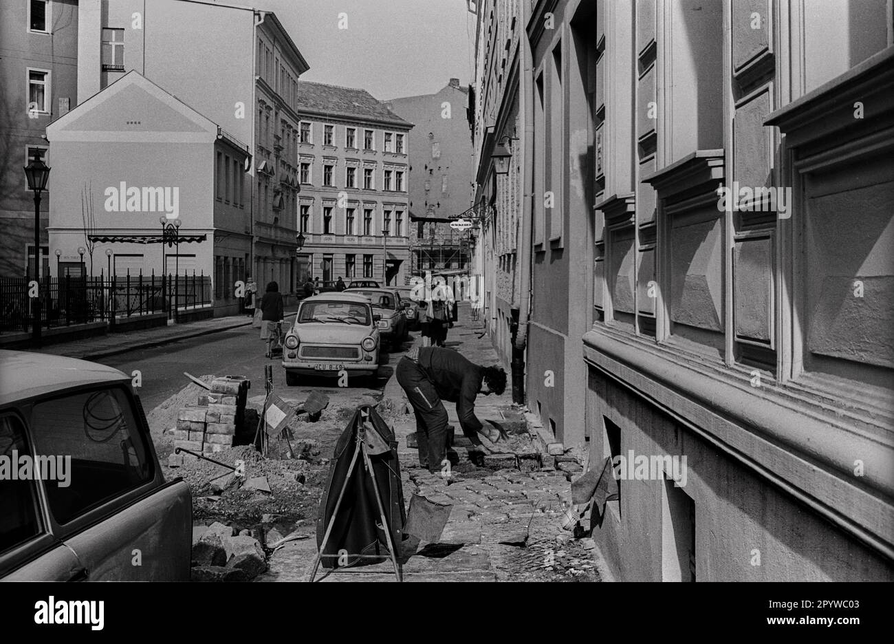 DDR, Berlin, 25,3.1988, Sophienstraße, Reparatur des Gehwegs, Trabanten, [automatisierte Übersetzung] Stockfoto