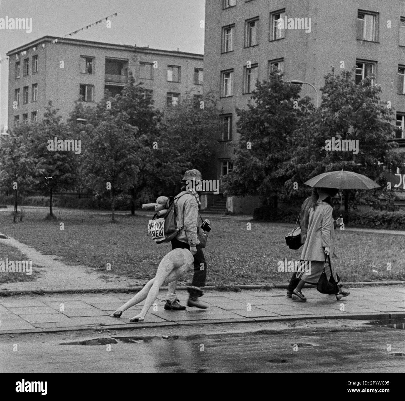 Polen, Krakau, 22.06.1977, Studentenkarneval Juwenalia, Krakau, Teilnehmer, Schüler mit Puppe, Kopf im Rucksack, [automatisierte Übersetzung] Stockfoto