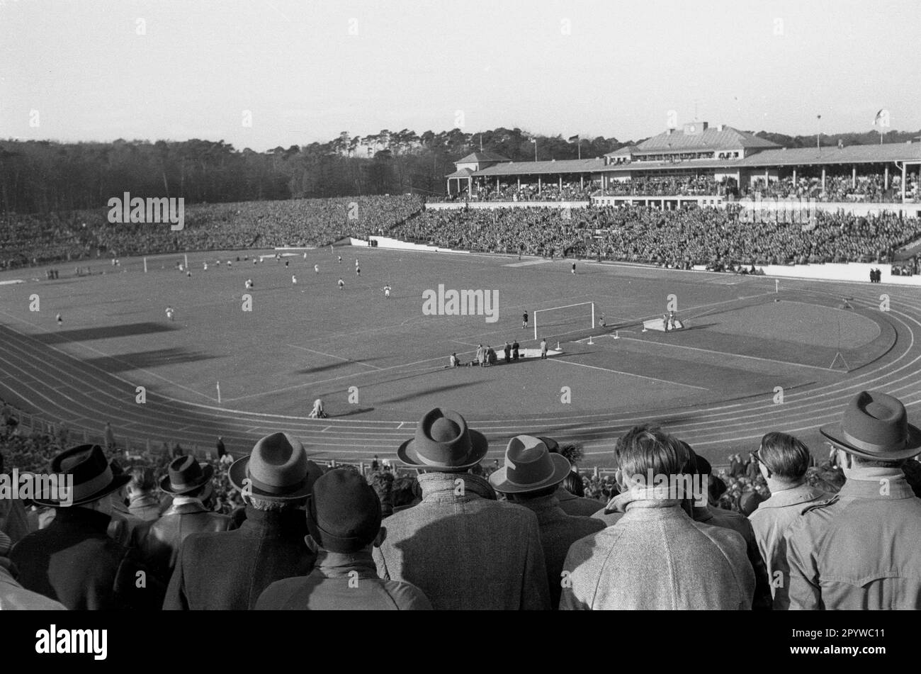 Übersicht Frankfurt Waldstadion beim internationalen Spiel Deutschland - Schweiz 1:3 auf 21.11.1956. Nur für journalistische Zwecke! Nur zur redaktionellen Verwendung! [Maschinelle Übersetzung] Stockfoto