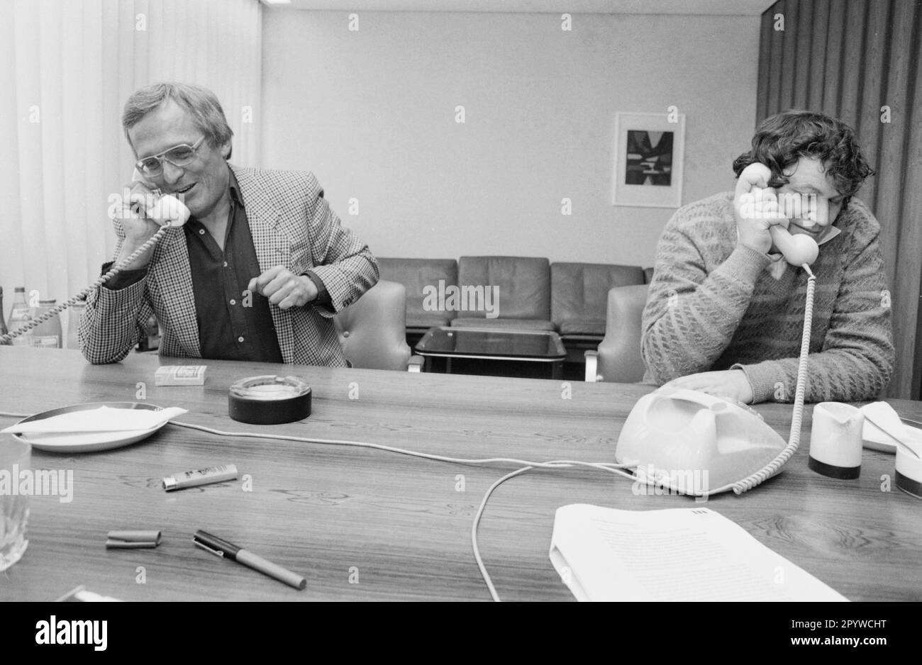 Dieter Hildebrandt und Gerhard Polt während einer AZ-Telefonkampagne in München. [Maschinelle Übersetzung] Stockfoto