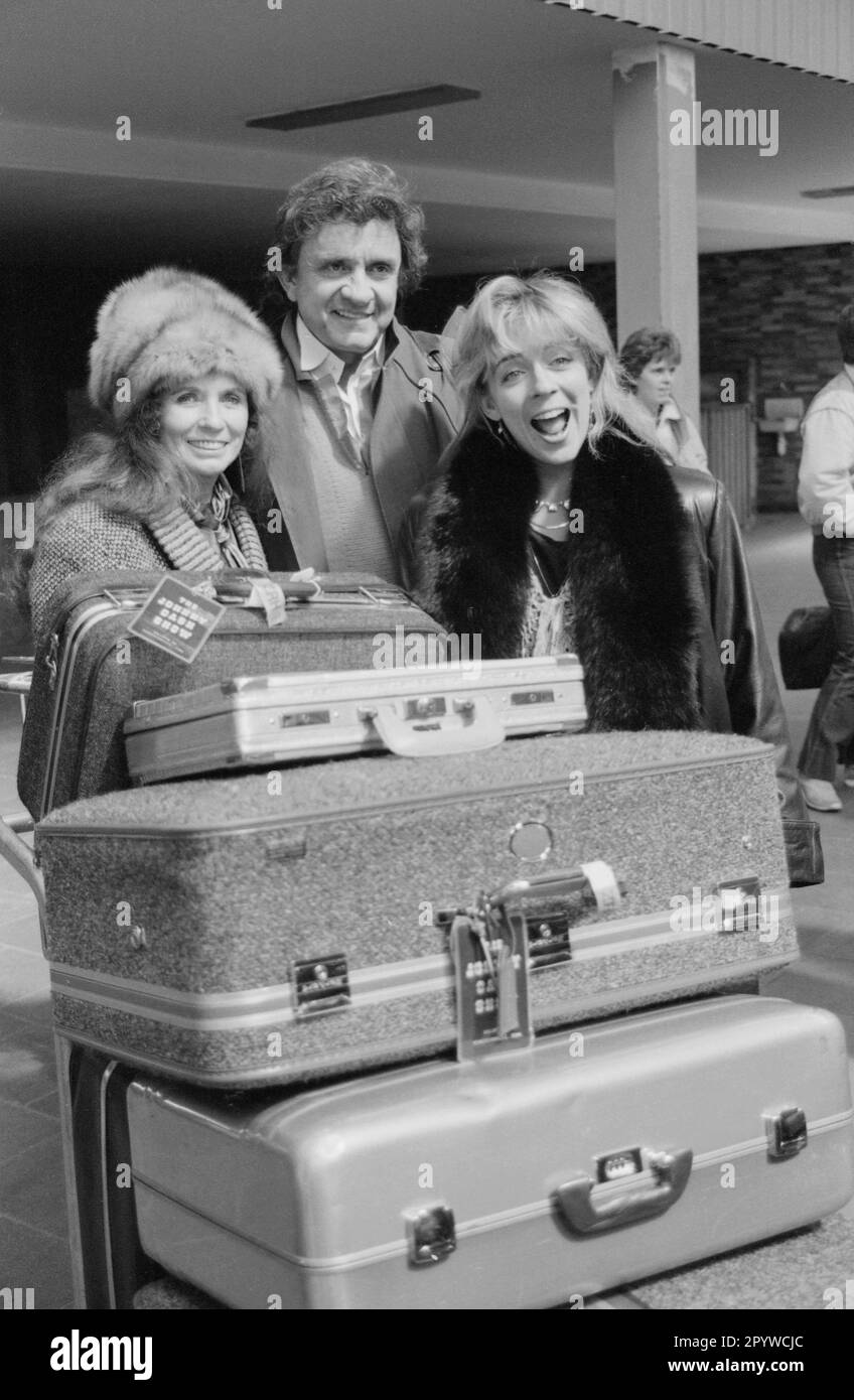 Jonny Cash mit Frau June Carter Cash und Tochter Caroline in München