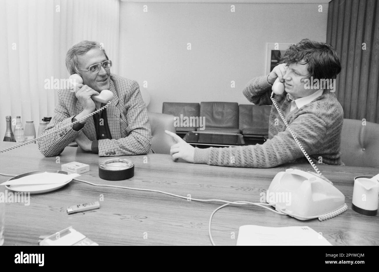 Dieter Hildebrandt und Gerhard Polt während einer AZ-Telefonkampagne in München. [Maschinelle Übersetzung] Stockfoto