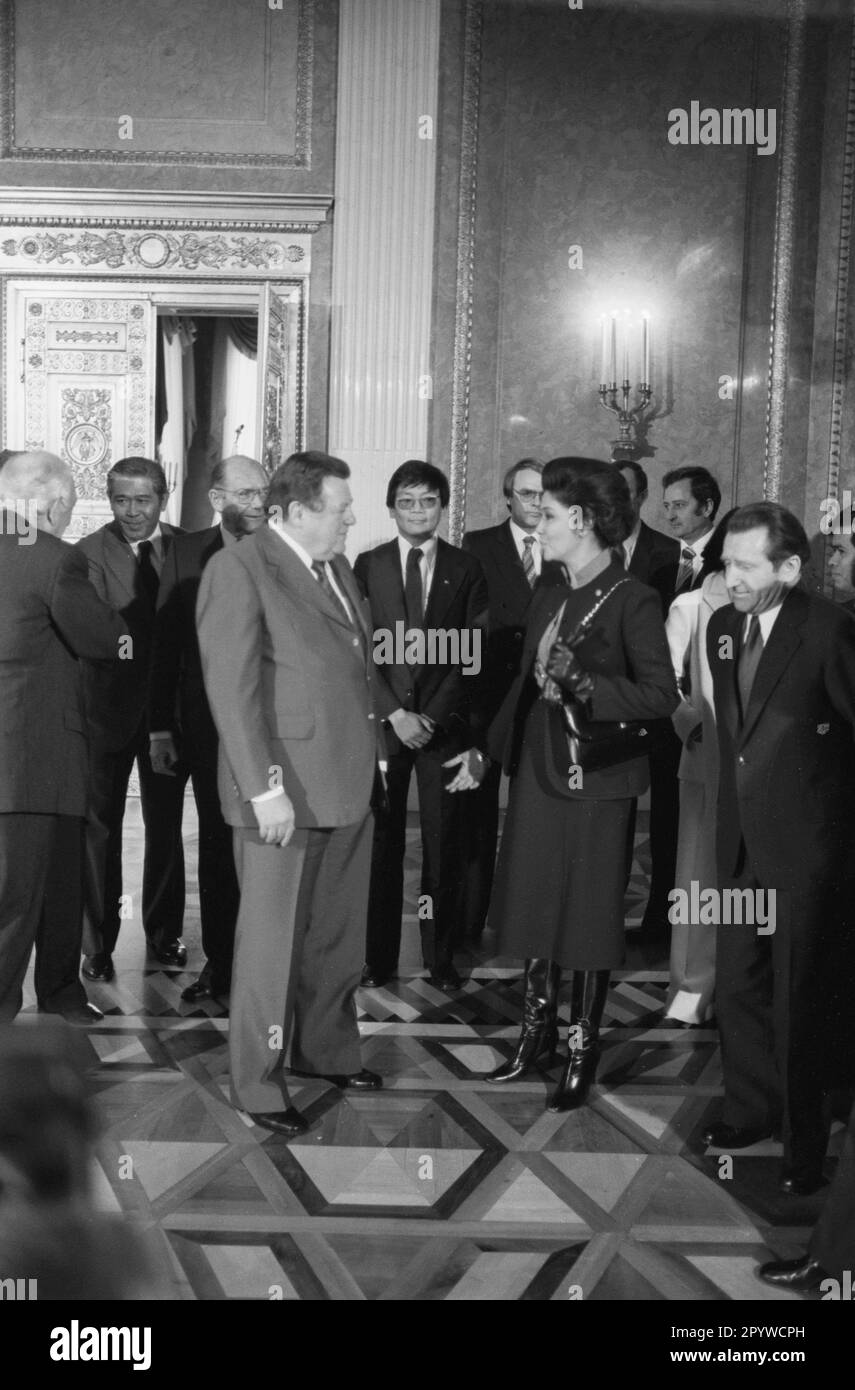 Empfang der Imelda Marcos in München: Franz Josef Strauß mit Imelda in der Residenz München. Auf der rechten Seite, Karl Hillermeier. [Maschinelle Übersetzung] Stockfoto