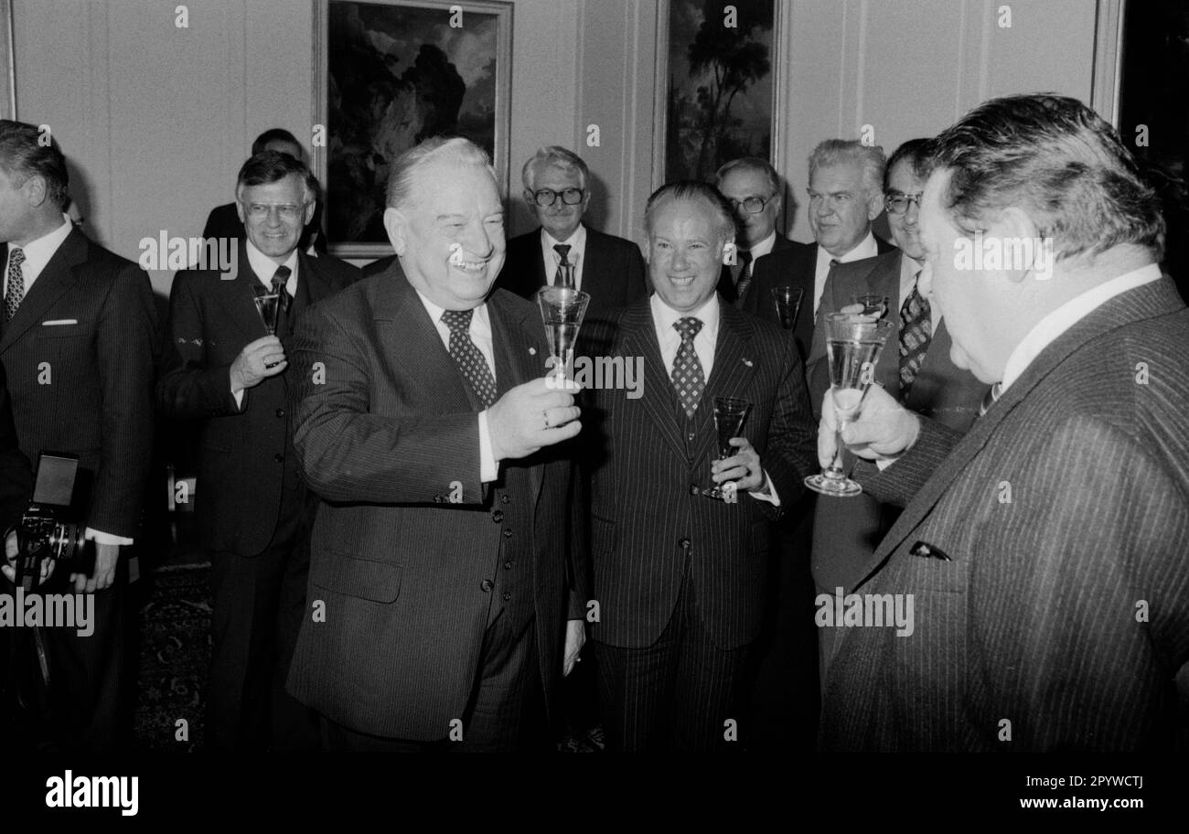 Alfons Goppel und der neue bayerische Ministerpräsident Franz Josef Strauß bei der zeremoniellen Übergabe der Räume der Staatskanzlei. [Maschinelle Übersetzung] Stockfoto