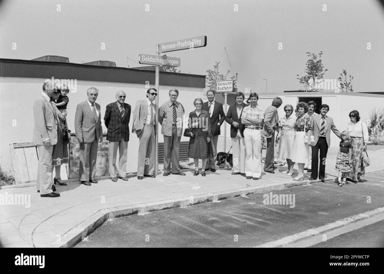 Zur Eröffnung des neuen Entwicklungsgebietes Goldschaggbogen und Schwingensteinweg in München Neuperlach. [Maschinelle Übersetzung] Stockfoto