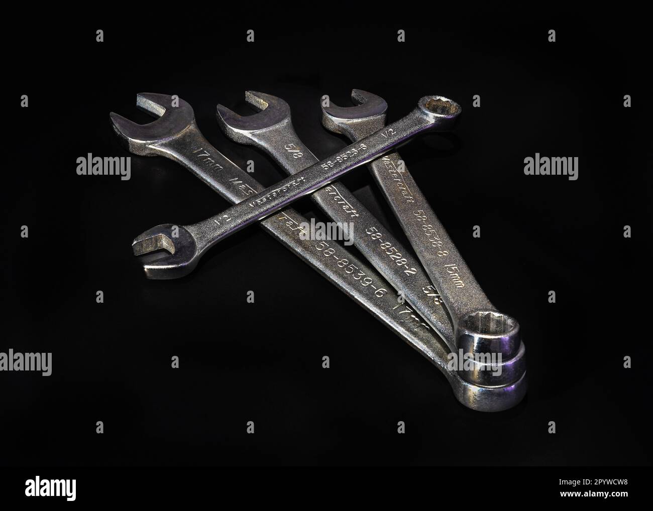 Flache mechanische Schraubenschlüssel. Werkzeuge zur Reparatur und Verbindung von mechanischen Elementen, insbesondere von Mechanikern verwendet. Stockfoto