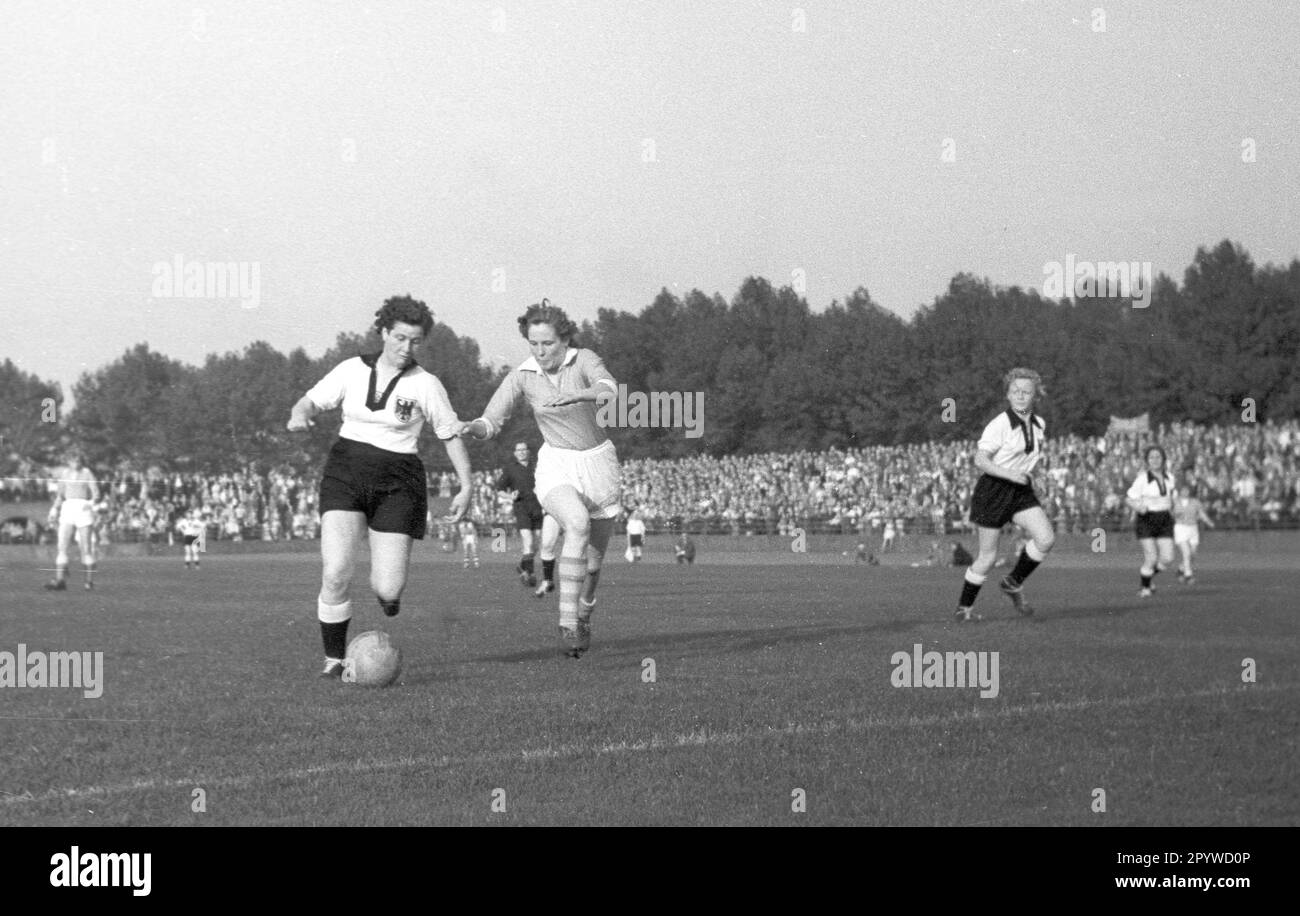 Erstes internationales Frauenfußballspiel: Deutschland - Niederlande / 2:1 / 23.09.1956 im Mathias-Stinnes-Stadion in Essen. Spielszene. Nur für Journalisten! Nur zur redaktionellen Verwendung! [Maschinelle Übersetzung] Stockfoto