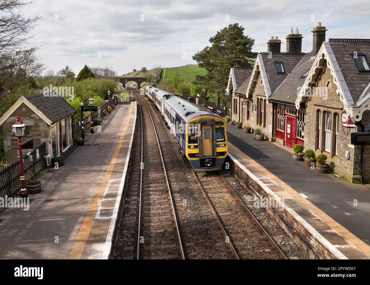 Ein Sprinter-Personenzug hält an der Kirkby Stephen Station der Settle-Carlisle Bahnlinie. Stockfoto