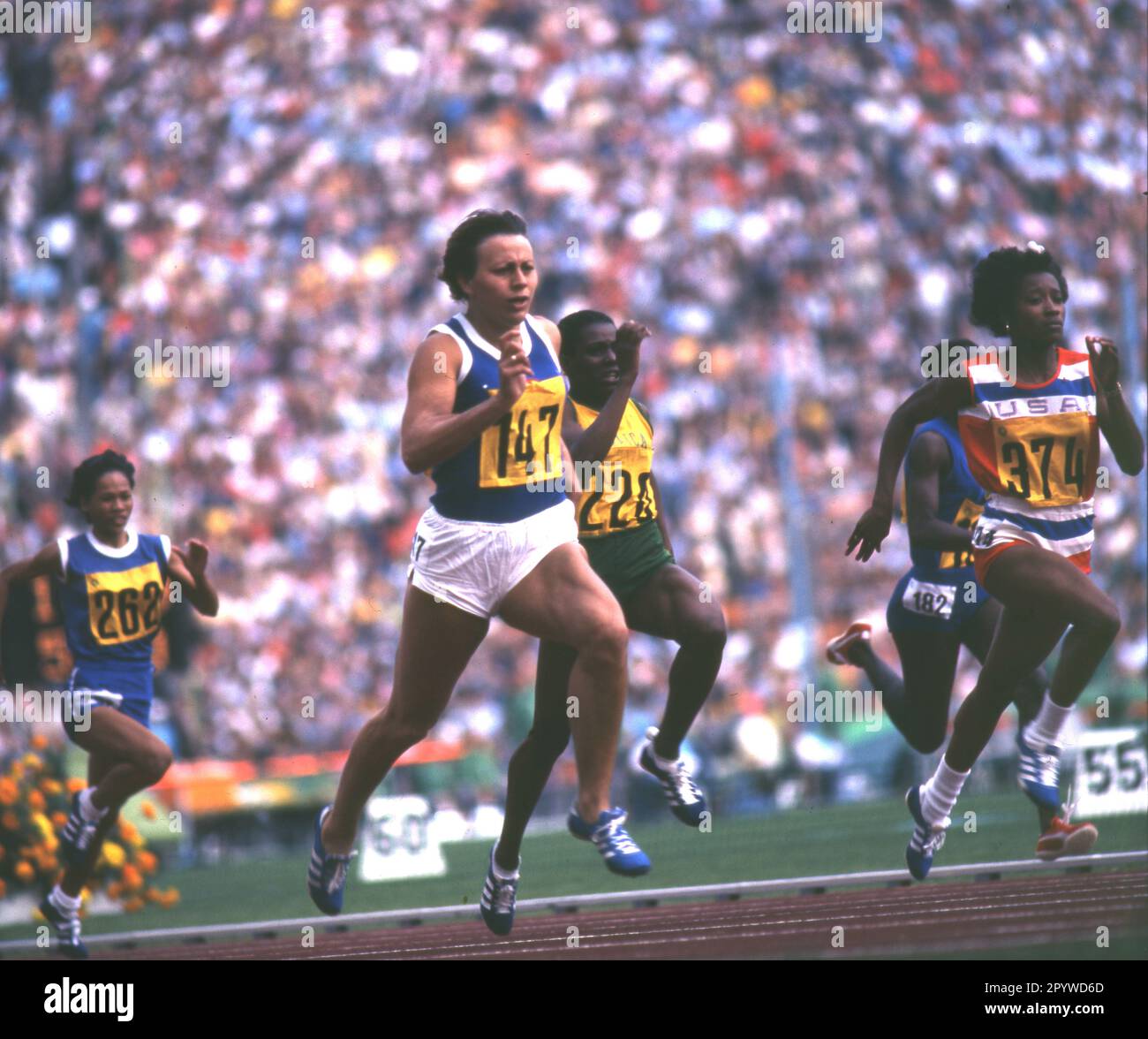 Olympische Spiele, München 1972, 100m Frauen. Renate Stecher (DDR/in der Leitung). Rechts: Barbara Ferrell (USA). [Maschinelle Übersetzung] Stockfoto