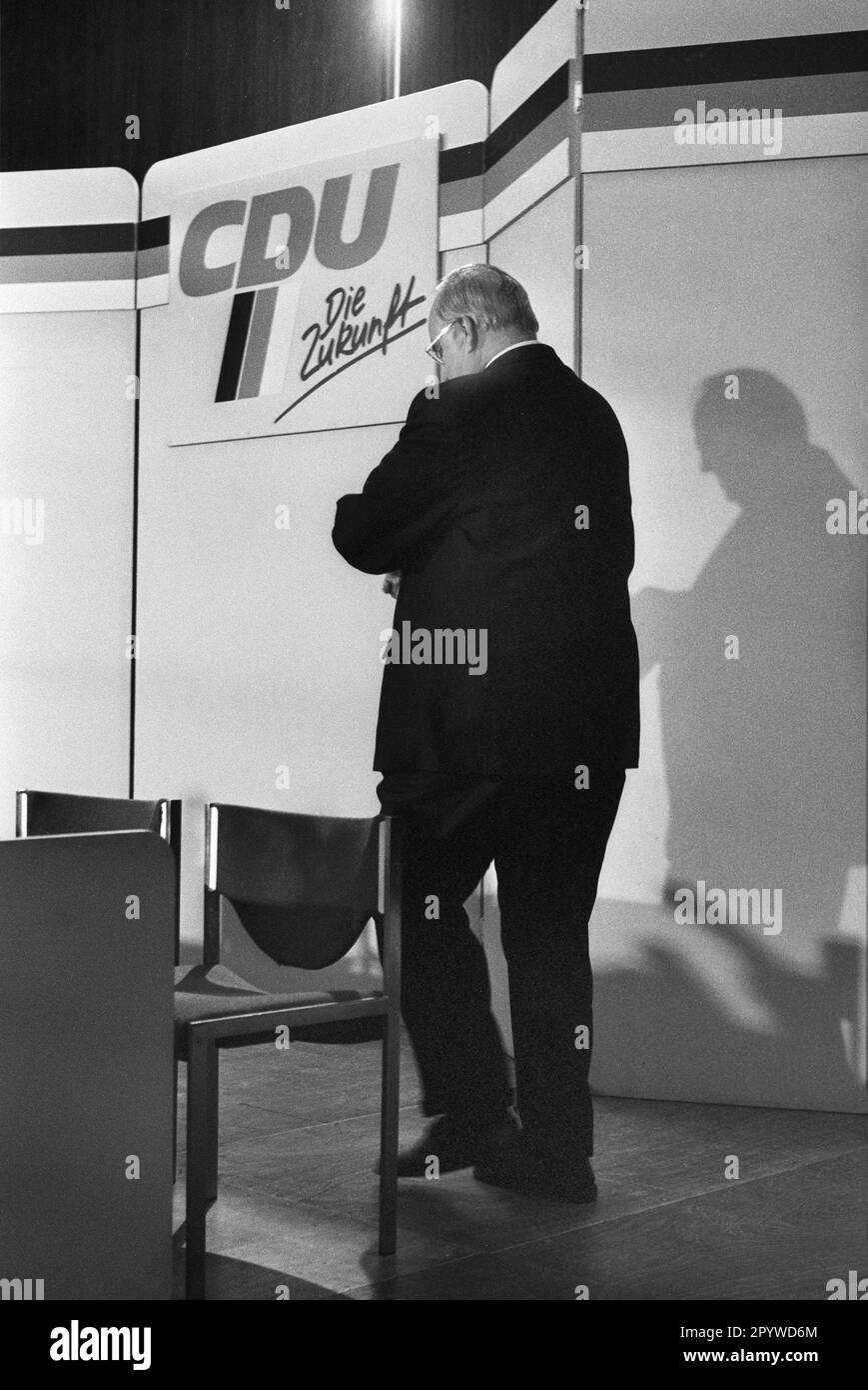 Deutschland, Bonn, 20.01.1991 Archiv-Nr.: 24-50-19 Landeswahlen in Hessen Foto: Bundeskanzler Helmut Kohl geht zur Pressekonferenz [maschinelle Übersetzung] Stockfoto