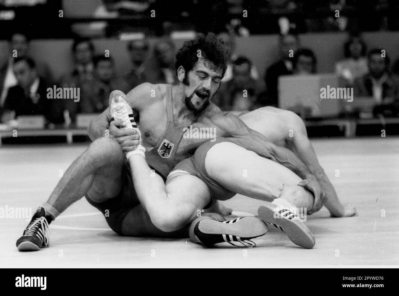 Olympische Spiele, München 1972 Wrestling: Freestyle: Adolf Seger (FRG) im Kampf gegen Mansour Barzegar (Iran) 30.12.1972. [Maschinelle Übersetzung] Stockfoto
